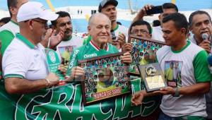 Con una sonrisa recibió Chelato los reconocimientos en el Olímpico.