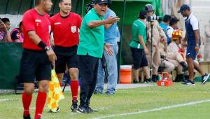 El entrenador del Platense, Carlos Orlando Caballero, reclama muy airadamente a uno de los árbitros en Puerto Cortés.