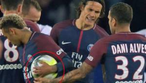 Daniel Alves explicó lo que sucedió en esas imágenes en la que se observa cómo le quita el balón a Cavani para dársela a Neymar.