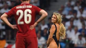 Algunos jugadores del Liverpool y Tottenham no pudieron evitar ver a la hermosa Kinsey Wolanski.