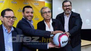 Selim Canahuati y Roque Pascua junto a los representantes de Voit en la presentación del balón.