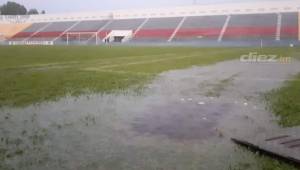 La cancha del estadio Ceibeño está llena de agua y no rueda bien el balón.