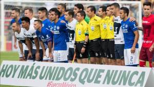 En el partido que mas llamó la atención de la jornada en la Liga Mx, Cruz Azul y Pumas se unieron en soidaridad con el país que ha sufrido por sismos.