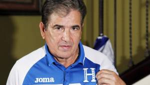 El entrenador de la Selección de Honduras, Jorge Luis Pinto, muestra la H, la que hará brillar en los dos partidos eliminatorios contra EUA y Costa Rica. Foto DIEZ