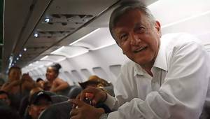 López Obrador quedó varado cinco horas en un avión comercial.