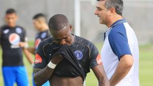 El delantero del Motagua, Rubilio Castillo sale llorando del partido con el púlo roto tras el codazo recibido.