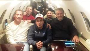 La imagen de Pedro Troglio y su equipo de trabajo en el jet privado enviado por el Olimpia.