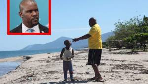 Néstor Zapata, tío del entrenador Brian Flores, jugando en la playa junto a su hijo.