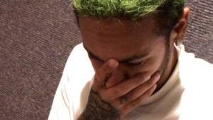 Neymar colgó en sus redes sociales una foto con el pelo pintado de verde.