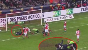 Mbappé fue amonestado luego de marcar un gol con la mano en la victoria del PSG sobre Reims.