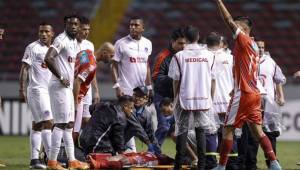 Momentos de pánico se vivió en el estadio Nacional de San José ya que Kenny estaba insconciente y la ambulancia no ingresaba para hacer el traslado. Foto La Nación de Cista Rica