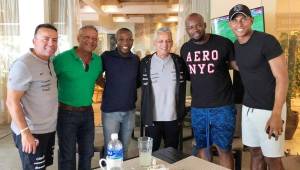 El entrenador de la selección de Chile, Reinaldo Rueda, junto a su preparador físico, Carlo Velásquez, fueron visitados por Osman Chávez, Costly y Maní Suazo.