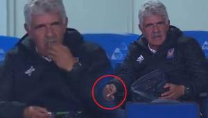 Ricardo Ferretti se fue a fumar un cigarrillo en pleno partido en el palco del estadio.