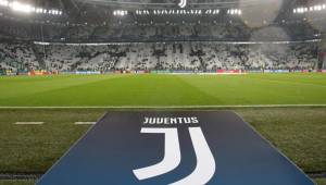 Policía de Turín, por orden de la Fiscalía, registró la sede del Juventus en busca de evidencia de posible fraude en el traspaso de jugadores.