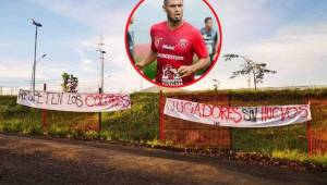 Estos fueron los mensajes que colocaron en la sede de la Liga Deportiva Alajuelense de Costa Rica tras los malos resultados del club. Foto cortesía Nación