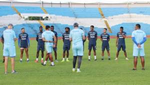 Los jugadores del Motagua escuchan atentamente las indicaciones de Diego Vázquez en el último entreno en el Olímpico de San Pedro Sula. Fotos cortesía