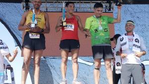 Los corredores élite que ganaron la competencia de la Maratón del Atlántico celebrada hoy en el norte del país.