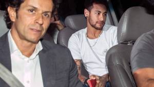 Un triste Neymar se lamentó por no haber ayudado al PSG ante Real Madrid. Foto AFP