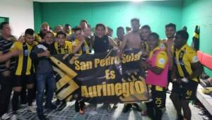 Los jugadores del Real España celebraron a lo grande en el camerino del Yankel Rosenthal su pase a las semifinales.