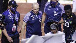 El entrenador uruguayo Fabián Coito salió escoltado por policías el día que cayó ante Jamaica en casa con Honduras ya que la afición pedía su salida a gritos.