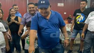 Lesvy Martínez partiendo un pastel durante una de sus celebraciones en el Victoria. Hoy perdió la vida en La Ceiba.