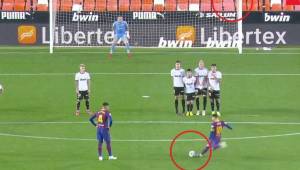 Messi marcó un golazo de tiro libre frente al Valencia en Mestalla.