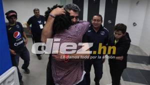 Emotivo abrazo el que se dieron Diego Vázquez y Henry Figueroa en camerinos.