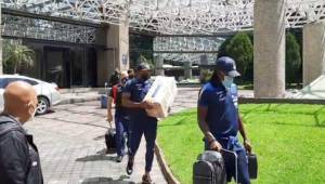 Los futbolistas Alberth Elis y Buba López cuando salían del hotel en Ciudad de México rumbo a Cuernavaca donde tomarán el vuelo que los trae a San Pedro Sula.