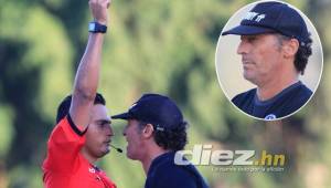 Said Martínez expulsó al técnico argentino de Olimpia, Pedro Troglio, por reclamos indebidos. Tuvieron un fuerte cara a cara en esta imagen.