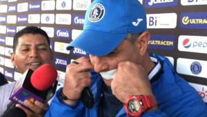 Diego Vázquez se tapó la boca con una cinta por uno segundos durante la conferencia de prensa.