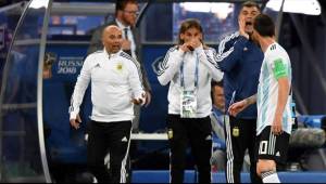 El momento en el que Sampaoli le consulta a Messi si envía al campo al 'Kun' Agüero en el juego Argentina-Nigeria.