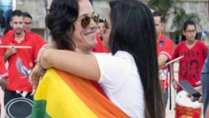 Numerosas parejas se organizaron para casarse desde los primeros minutos de la entrada en vigencia del nuevo derecho para la población LGBTI.