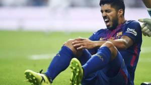 El delantero uruguayo Luis Suárez se resintió de la rodilla en el juego de la Champions League frente al Tottenham.