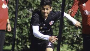 El mediocampista hondureño Cristian Cálix se entrena a fondo con el Atlas donde ha sido inscrito en el primer equipo. Fotos cortesía Club Atlas