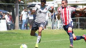 Cristian Cálix elude una marca en el partido ante las Chivas.