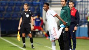 Ansu Fati jugó pocos minutos y por poco anota un gol en su estreno con España.