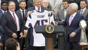 Donald Trump recibió una camisa con su apellido de parte de los Patriots.