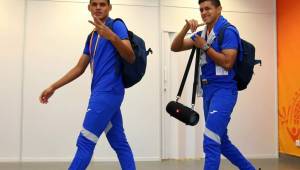 Los seleccionados hondureños no pudieron en el Mundial de Polonia. César Romero y Luis Palma cuando llegaban al estadio. Fotos cortesía FIFA