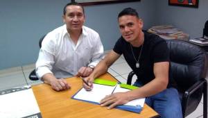 Roberto Moreira junto al presidente administrativo del Motagua, Juan Carlos Suazo, tras firmar su renovación.
