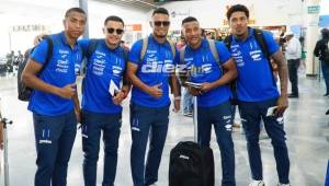 Rigoberto Rivas, Roger Rojas, Alex López, Luis Garrido y Henry Figueroa en el aeropuerto antes de viajar a Sudamérica. Foto Amilcar Izaguirre.