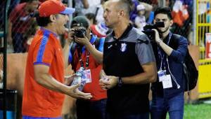 El entrenador del Honduras Progreso, Julio 'El Palomo' Rodríguez, se saluda con Pedro Troglio del Olimpia durante el partido de la segunda vuelta en el Micheletti.