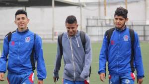 Marvin Morgan, Carlos Durón y David Fonseca ya firmaron su contrato respectivo con el Olimpia. FOTO: Cortesía Al Desnudo.