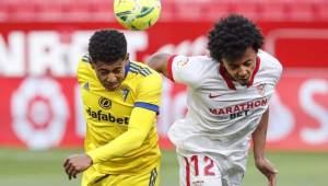 El delantero hondureño, Choco Lozano, en acción con el Cádiz frente al Sevilla en LaLiga Santander. Foto cortesía