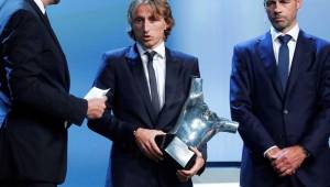 Luka Modric se mostró feliz por los galardones de la UEFA. Foto EFE