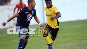 Marco Tulio Vega, ya recuperado de su lesión, reapareció con Motagua. Es marcado por el joven Elison Rivas. (FOTOS: Ronald Aceituno/DIEZ.HN)