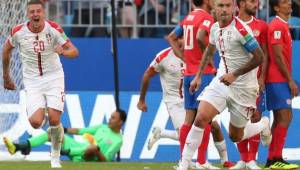Kolarov festeja el solitario gol que le dio el triunfo a Serbia sobre Costa Rica. Keylor Navas voló por los aires, pero no le llegó al remate. Fotos AFP y EFE