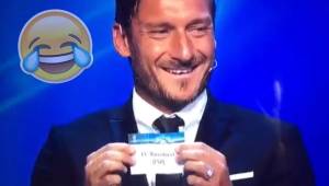 La cámaras captaron el momento cuando Totti se rió al sacar la esfera del Barca.