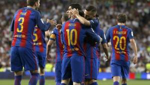 Los jugadores del Barcelona celebrando la primera anotación de Messi ante el Real Madrid.