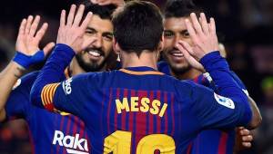 Suárez y Paulinho celebrando junto a Messi el triunfo del Barcelona.