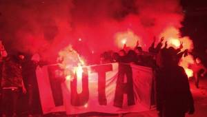 Los radicales del PSG portaban una pancarta que decía 'Puta Madrid'. FOTO: Twitter